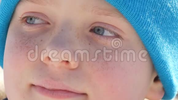 一个十几岁的男孩眼睛是天蓝色的脸上长着雀斑戴着一顶蓝色的帽子望着远方视频的预览图