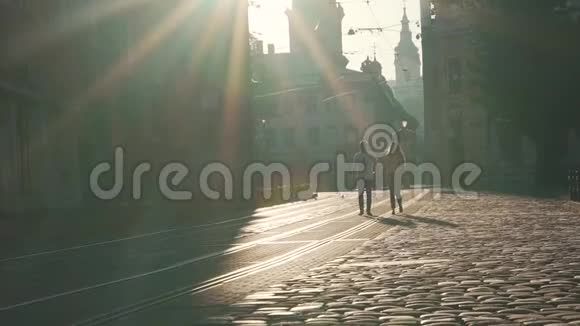 清晨一对夫妇在城里散步视频的预览图