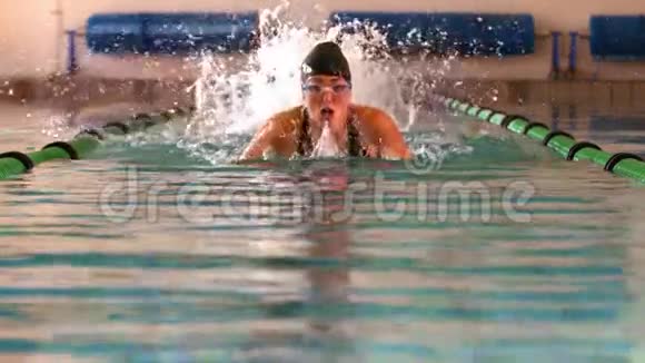 适合女性游泳运动员在游泳池中蝶泳视频的预览图