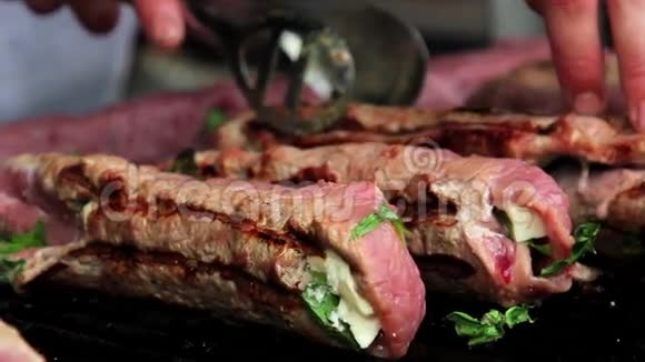在明火上烤的肉烧烤猪肉小牛肉鸡肉肉卷厨师在火上准备肉视频的预览图