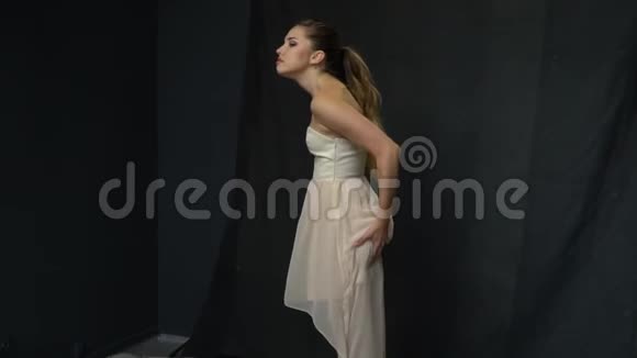 一个穿着白色连衣裙的女孩调整着她的裙子慢慢地嗅着她的腋窝视频的预览图
