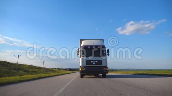 卡车在高速公路上行驶的正面景色卡车在乡间穿行背景是美丽的风景视频的预览图
