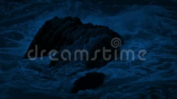 夜晚大海中的巨浪冲击岩石视频的预览图