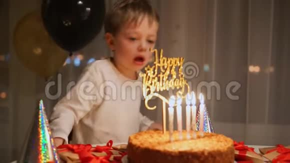 男孩吹灭生日蛋糕上的蜡烛视频的预览图