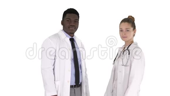 男女医生交叉双臂在白色背景上视频的预览图