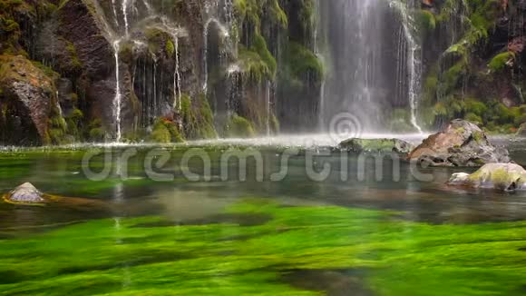 美丽的瀑布和带有绿色水上飞机的淡水池的风景自然视频的预览图