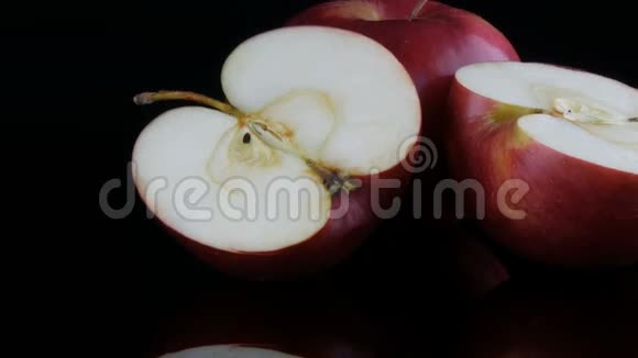 镜面和黑色背景上美丽成熟多汁的红苹果水果健康食品饮食视频的预览图