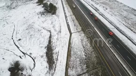 冬天在高速公路上开得很快视频的预览图