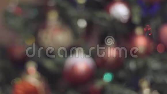 多莉肖特专注于圣诞节和新年装饰摘要模糊的博克假日背景闪烁的加兰视频的预览图