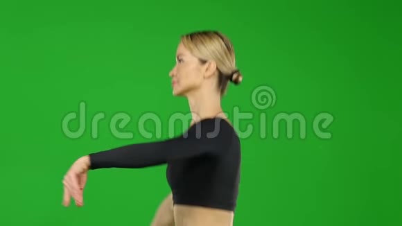 kangoo的训练是在绿色背景的工作室跳鞋慢动作特写视频的预览图