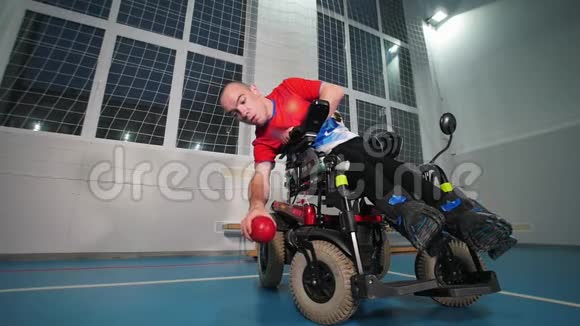 坐轮椅的残疾人扔红色小球视频的预览图