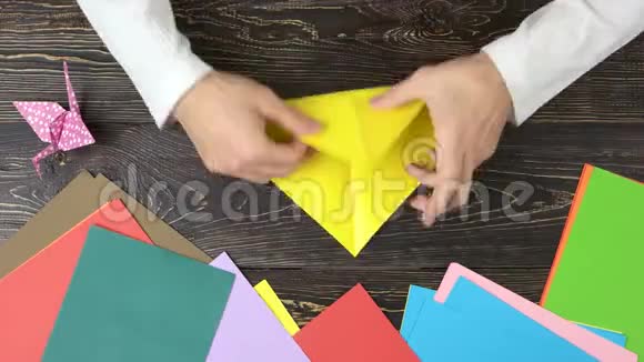 人做黄纸蝴蝶视频的预览图