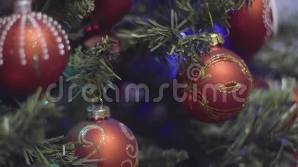 圣诞节和新年装饰稳步射击摘要模糊的博克假日背景眨巴一下加兰圣诞节视频的预览图