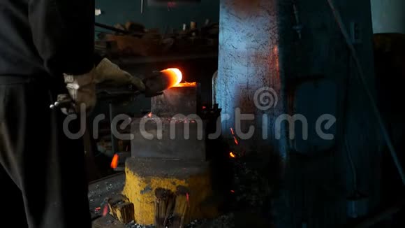 铁匠在锻造机械工程的金属零件铁水和鳞片慢运动锻造视频的预览图