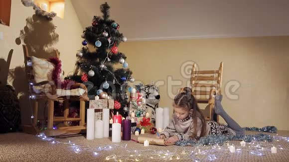 可爱的长发小女孩为圣诞老人画了一张明信片婴儿正在写圣诞信视频的预览图