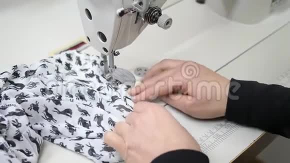 纺织工作室缝纫机上的针线活视频的预览图
