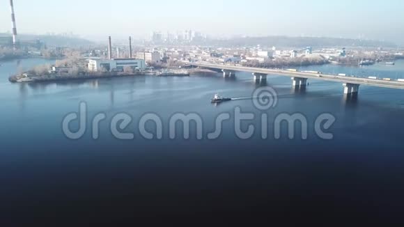 乌克兰基辅Dnipro河驳船鸟瞰图视频的预览图