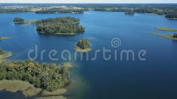 带着岛屿飞越湖面立陶宛特拉凯城堡周边夏季美丽的鸟瞰图视频的预览图