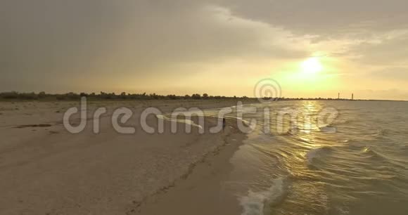 4k空中女孩在日落时沿着沙滩漫步视频的预览图
