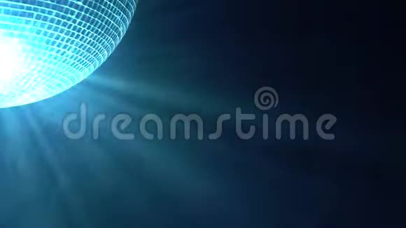 闪亮的迪斯科球在烟雾黑色背景上旋转关门视频的预览图