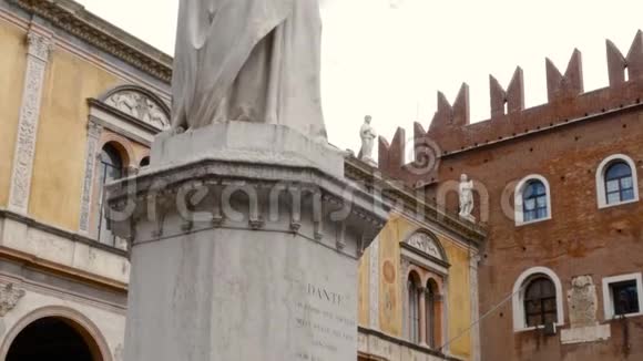 但丁广场代表著名作家但丁阿利盖里的雕像作家最重要的作品是视频的预览图