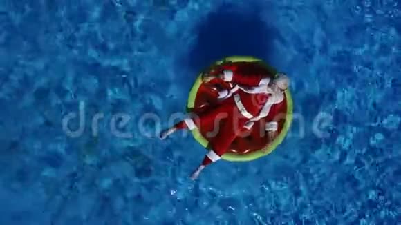 西瓜花车游泳池里的圣诞老人视频的预览图