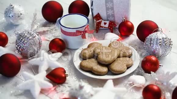 圣诞装饰银色礼物红色泡泡和自制饼干红色灯光和牛奶视频的预览图