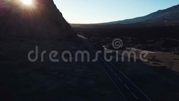 日落时俯瞰泰德国家公园飞越群山和坚硬的熔岩加那利群岛视频的预览图
