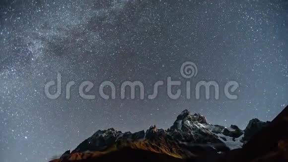 4在旅游胜地的星空中乌什巴山是最著名的山峰之一视频的预览图