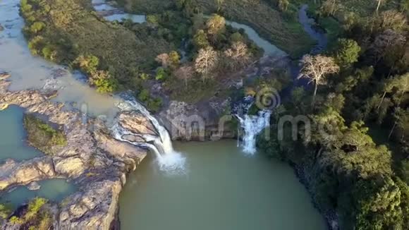 岩石瀑布和圆形游泳池空中景观视频的预览图