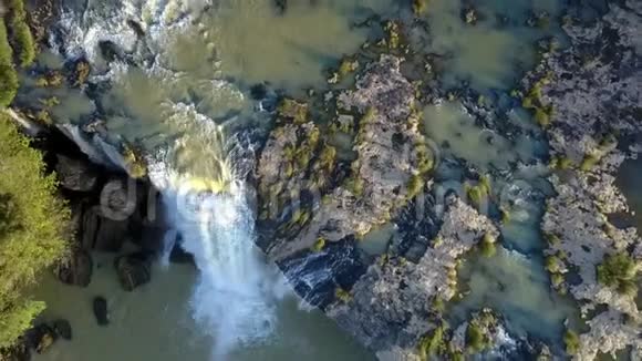 宽河瀑布穿过狭窄的石门视频的预览图