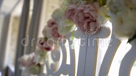 婚礼拱门上的花视频的预览图