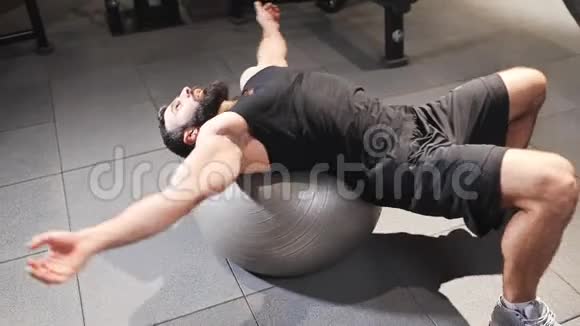 四肢健全的人在训练后在健身房伸展肌肉在力量锻炼后放松强壮的举重运动员视频的预览图
