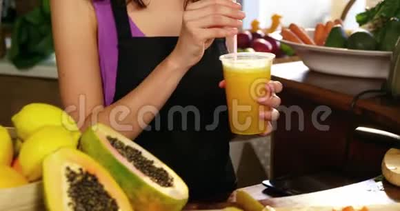女职员用吸管啜饮一杯果汁视频的预览图