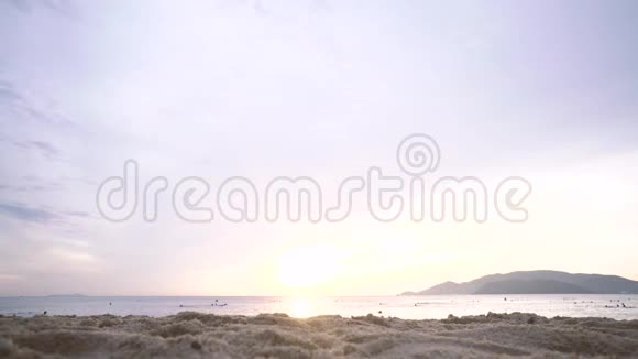 女人和男人在海滩上互相拥抱沿着大海走视频的预览图