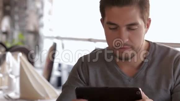 男性使用平板电脑视频的预览图