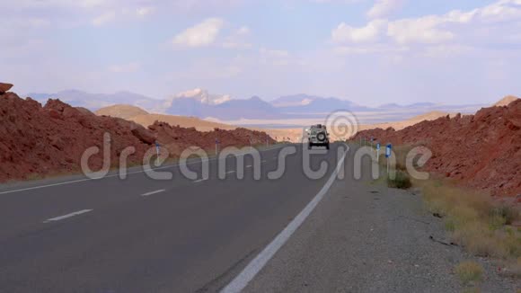 越野车正沿着道路向车辙山脊方向行驶视频的预览图