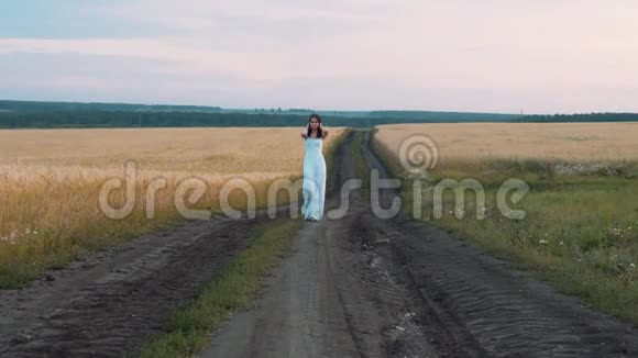 在农村路上散步的女人视频的预览图