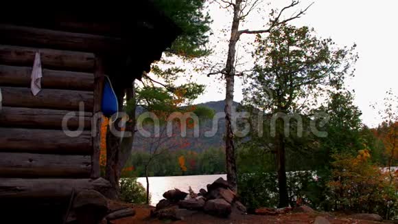 在阿迪朗达克山区高峰区的科帕拉斯池塘靠山视频的预览图