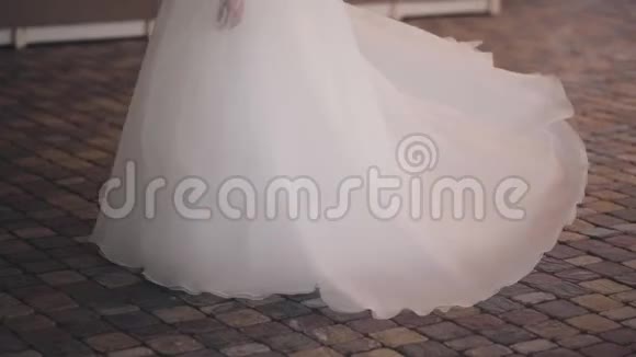 美丽的黑发新娘穿着白色连衣裙转身新婚快乐的女人摆姿势享受庆典视频的预览图