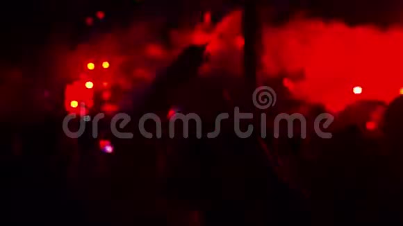 大型LED舞台前的摇滚表演观众视频的预览图
