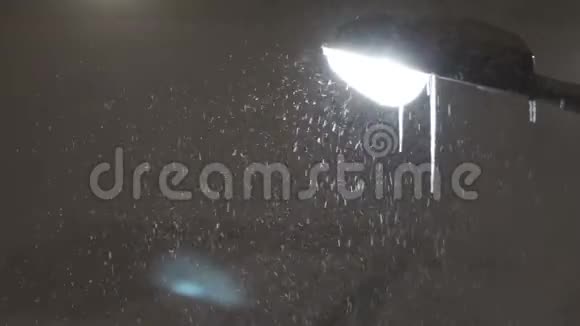 降雪背景雪花在夜空中视频的预览图