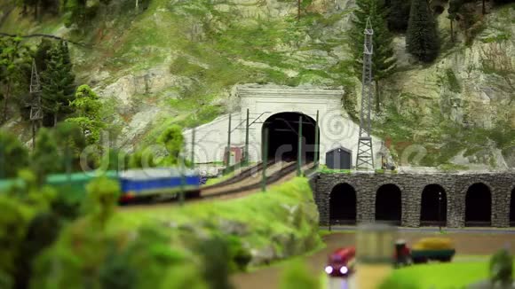 山里的铁路隧道视频的预览图