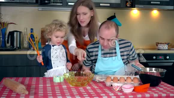 幸福的家庭爸爸和可爱的女儿一起在厨房做饼干视频的预览图
