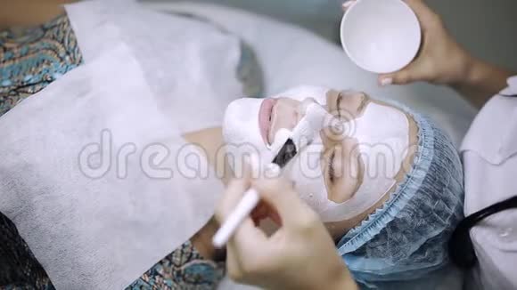 关闭美容程序美容师给女人敷面膜振兴美容视频的预览图