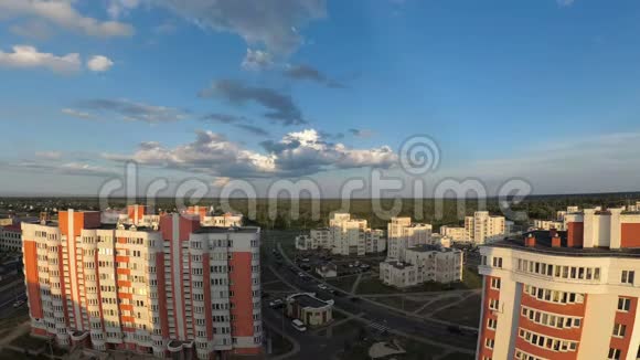 戈梅尔白俄罗斯郊区城市上空的云彩视频的预览图