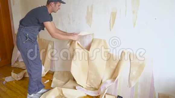 工人把墙纸从墙上拿走公寓的维修视频的预览图