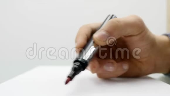 用记号笔在纸上写手的特写视频的预览图