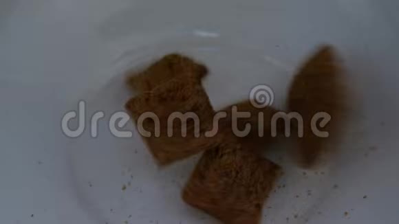餐桌上的白碗巧克力麦片枕头视频的预览图