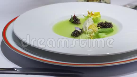 豪华餐厅的美味食品视频的预览图